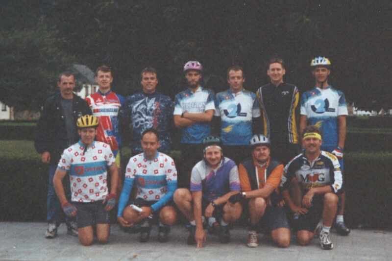 Vriendenclub
Toen nog een vriendenclub met interesse voor fietsen, wat later tot de wielerclub Nissorap zou leiden, hier tijdens de Sean Kelly van 1998.
