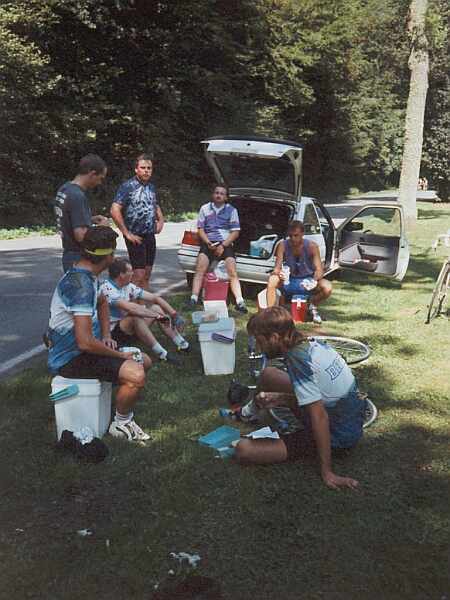 Bert, Danny, Johnny, Herman, Duppe, Warre, Raf
Picknicken bij de controle aan "de camping".
