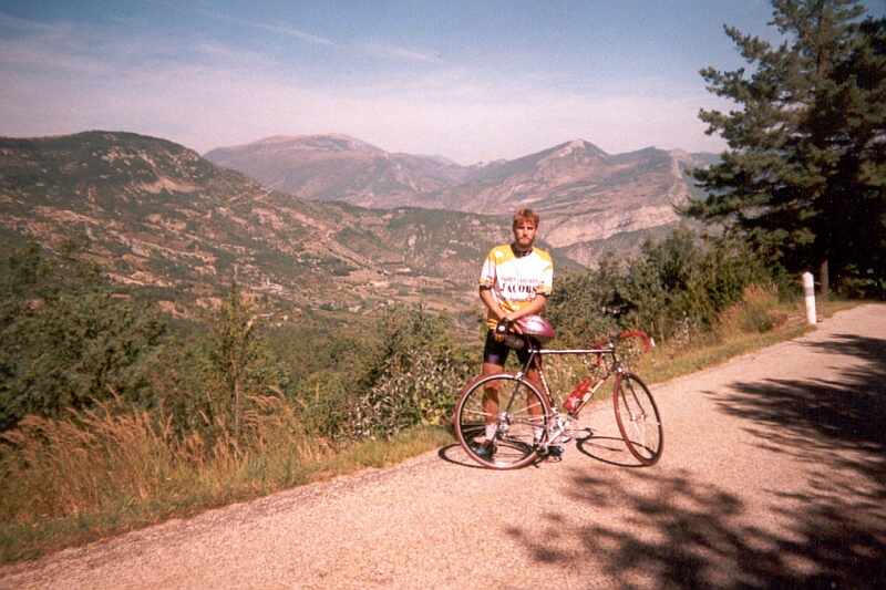 Raf in de heimat
Raf fier bij zijn 'Eddy Merckx Strada OS' en een mooi landschap, en die nodigen beide uit om bereden te worden (?!).
