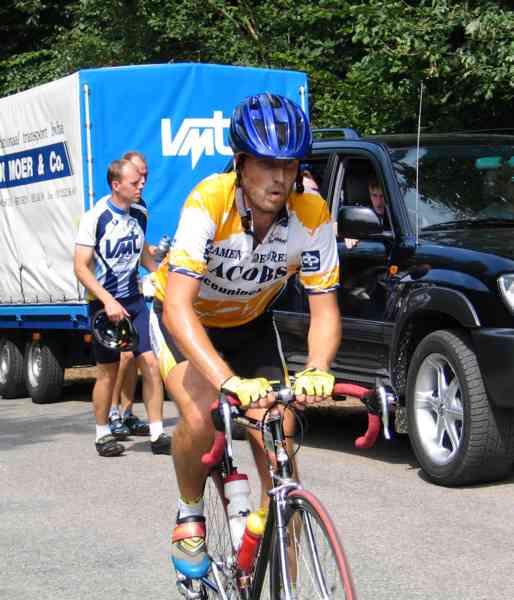 Raf blazend, puffend of fluitend ?
Op een foto kun je dat moeilijk uitmaken, maar fluitend de Col de Rideux oprijden is niet voor velen van onze club weggelegd, dus wees maar zeker dat Raf hier even wat stoom aflaat na een warme rit bergop.
