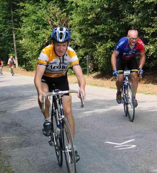 Pit aan het eind ...
... van de beklimming van de Col de Rideux, en precies ook krampachtig vechtend tegen die laatste meters. Bijten, Pit !
