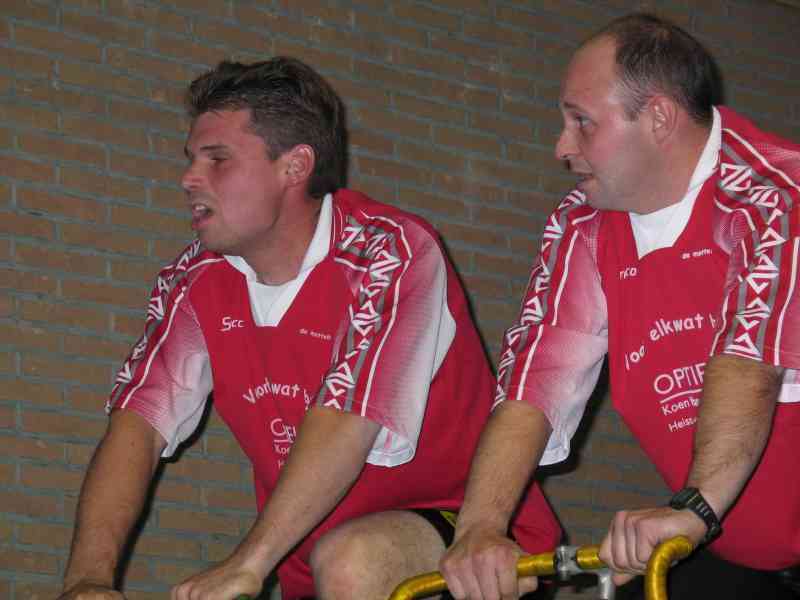 de inspanning
Inderdaad, 250 meter tijdens de proloog, 500 meter tijdens de reeksen, spurten op een fiets op rollen is afzien... dat geldt ook voor Gunther Meulders en Geert Timmermans van de Mottebollen.
