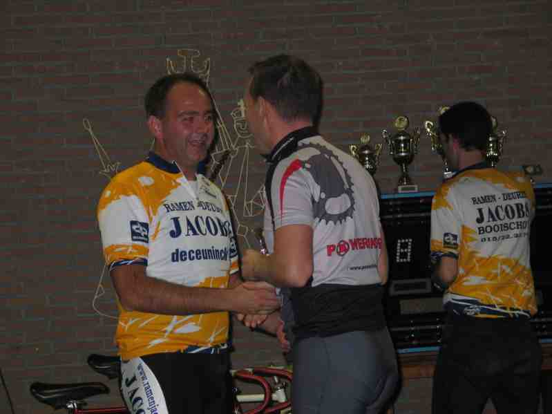 Prijsuitreiking ploeg Powerbikers I
Bart Vervoort van ploeg Powerbikers I krijgt de trofee voor de 11e plaats. Proficiat !
