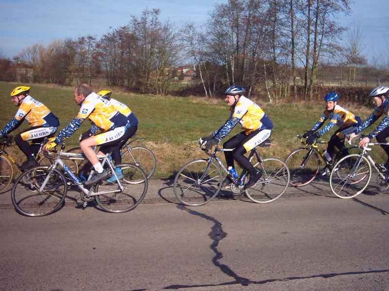 Openingsrit 2004
De buik van het peloton als we samen richting Keerbergen rijden voor een criterium aan diverse snelheden.
