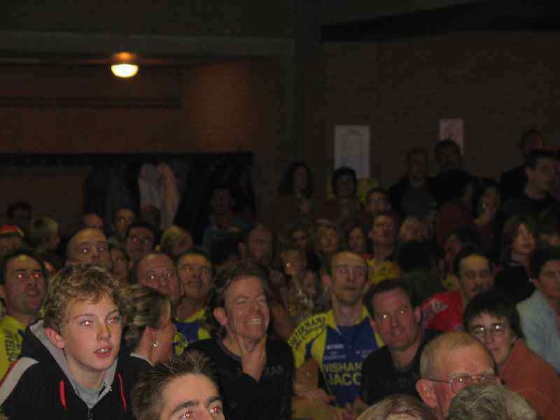 Toeschouwers
Spanning in de zaal, de supporters wachten op de afloop
