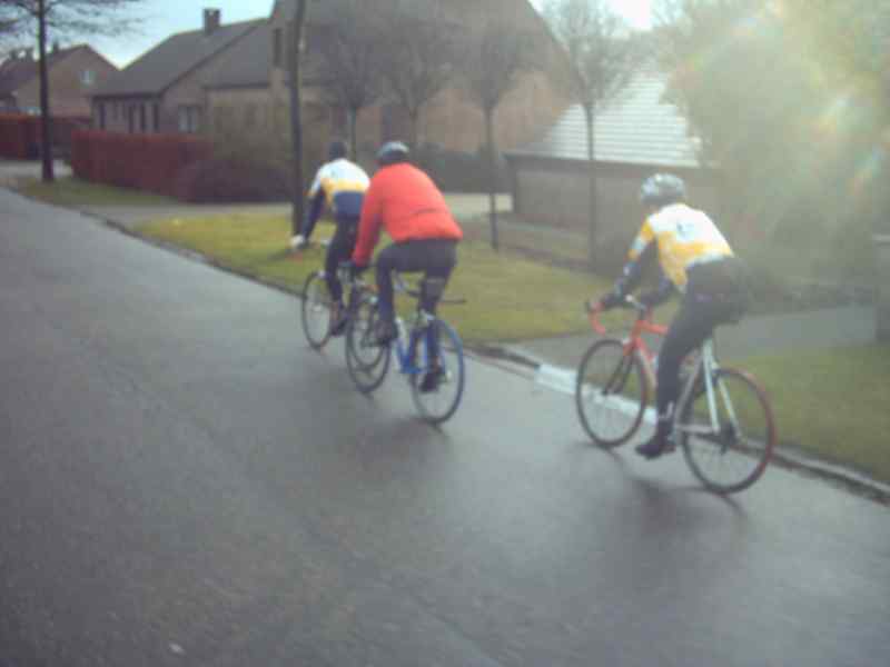 Druilerige Uilenberg
Shit-weer maar toch willen fietsen, dat zijn de mannen met karakter. Hier iets voorbij Uilenberg te Herenthout, op weg voor een ritje Olen-Fabrieken - Tielen - Camping Zorro - Grobbendonk - Viersel - Netekanaal - Gestel - Den Don: 90 km aan 30 gemiddeld.
