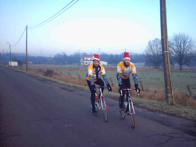 Goed gemutst. Hohoho !!
Voor deze 2e-kerstdag-rit had Raf de uitdaging gelanceerd om een kerstmuts te dragen. Koen ging er op in, en had zelfs zijn baard wit gebloemd. Zo reden ze die zondag tot jolijt van voorbijgangers als twee goedgemutste kerstrenners rond.
