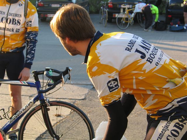 Raf luchtig gekleed
Raf heeft duidelijk meer vertrouwen in de weergoden dan Fre want hij is duidelijk luchtiger gekleed.
Keywords: RVV BWB