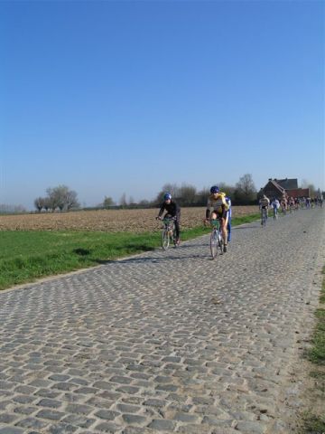 Raf op de kasseien van Mater
Raf komt onder een stralende hemel na Johan boven op de kasseien van Mater.
Keywords: RVV BWB