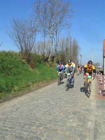 Fre komt boven op de Kwaremont
Fre rijdt de laatste meters van de "rottige" uitloper van de Oude Kwaremont.
Keywords: RVV BWB