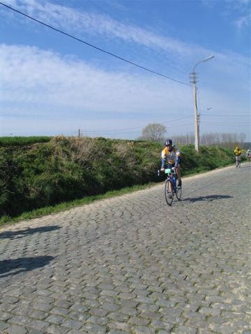 Fre boven op Steenbeekdries
Fre heeft net de vreslijk slechte kasseien van de Steenbeekdries achter de rug en mag nu de al even slechte kasseien van de Stationsberg afrijden.
Keywords: rvv bwb