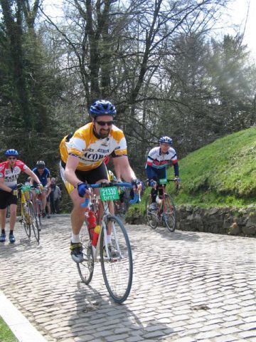 Koen op de Kapelmuur
Ook Koen hijst zich naar boven op de Kapelmuur en of het zeer doet ...
Keywords: rvv bwb