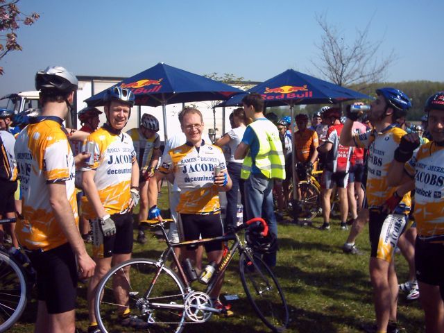 Bevoorrading Red Bull 2
Goeie pose, jongens, maar nu staat daar toch weer nen andere pipo met een geel hesje in de weg zeker !
