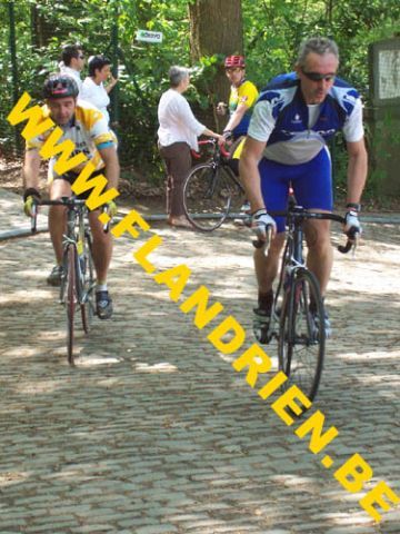 Danny op Muur
Danny heeft de bocht verteerd en zit nu in de laatste meters van de Muur, nu nog de Kapelmuur.
