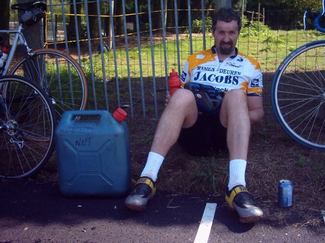 Even bijtanken !
De Muur van Geraardsbergen net overwonnen, "poseert" Koen hier voor de Meest Hilarische Nissorap-foto van het jaar. 
