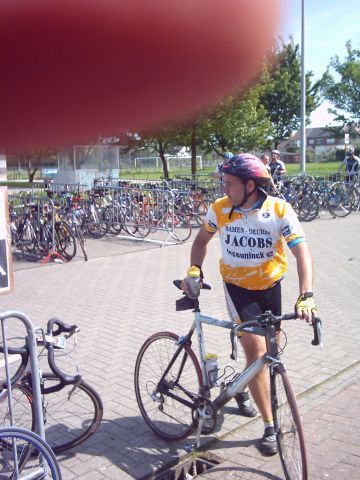 Fiets even kwijtgeraken
Na een volle dag fietsen, tal van Vlaamse hellingen en kasseien, en gewoon 140 km Vlaamse wegen, is Danny blij dat hij even zijn fiets kan parkeren.
