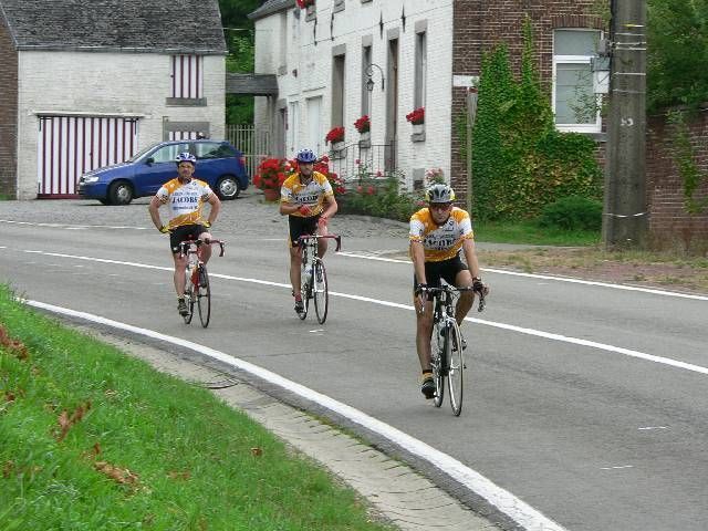 Bert, Raf en Warre bollen uit
Bert, Raf en Warre bollen uit na een serieus stukske tempo rijden richting laatste controle van de Ti Light Classic.
