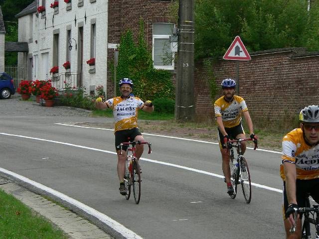 Is't hier de aankomst?
Bert denkt dat we aan de aankomst zijn en wil zijn armen in de lucht gooien. Nog even wachten Bert, nog een aantal vlakke kilometers en een hellingske en ge moogt spurten in de straten van Tienen.
