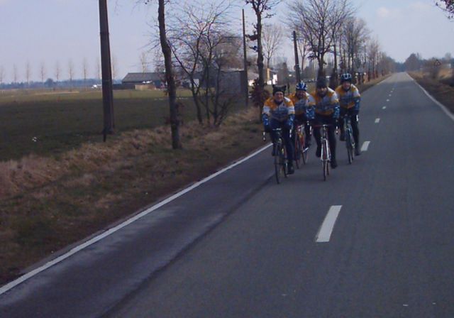 Groezel bezuiden Albertkanaal
Op de lange rechte weg langs de Zegge gaat het aan stevig tempo richting Herentals-sluizen. Respect voor de fotograaf die dan een spurtje perst om even voor het peletonnetje deze foto te trekken. Direct ook de reden van die glunderende gezichten.
