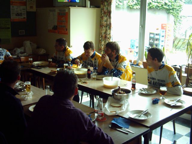 Pit nog honger
Terwijl iedereen al lang gedaan heeft is Pit nog bezig met de laatste kluifjes
