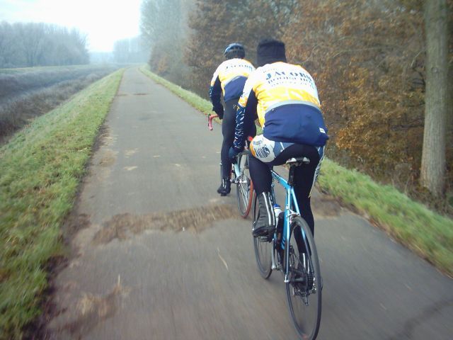 Demerdijk 1
Stevig bollen op de Demerdijk, maar owee als er wind tegen staat, want dan durven de volgers wel eens een beurt overslaan of rekken.
