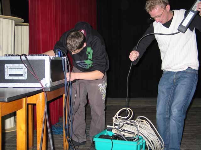 DJ's bereiden de avond voor
JP en Robbe zorgden voor de opstelling van de geluidsinstallatie. ook een routineklus. Alleen is het natuurlijk wel vervelend als je heel je installatie drie keer mag verhuizen van de coordinators!
