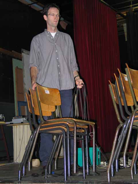 Raf neemt het serieus
Het is duidelijk dat Rafke kabels leggen en stoelen versjouwen een doodernstige zaak vindt.
Goe bezig rafke!
