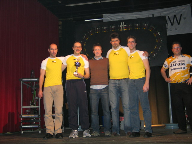Podium 1 met sponsor
Ploeg- en Vor-sponsor Bart van Skinfit mocht natuurlijk even mee op het podium.
