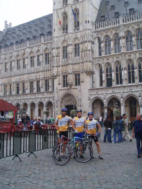 Rit naar verkeersvrij Brussel 1
De drie Nissorap-musketiers poseren fier met hun stalen ros op de Grote Markt van Brussel.
