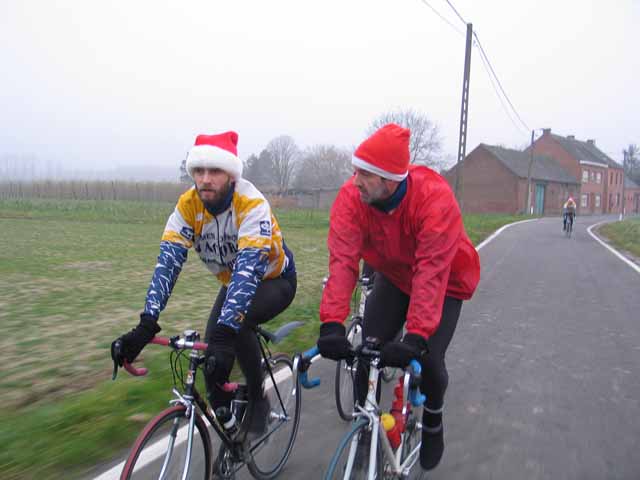 Laten we hem zwemmen?
Telkens als Pit wat achter is, weerklinkt deze vraag wel ergens. Maar hier niet terzake: Pit had zich voor een rood licht geposteerd en zijn tijd afgewacht, terwijl de anderen langs het fietspad door konden. "Rijdt maar door", had hij geroepen. Merk ook de al iets minder witte baard van Koen.
