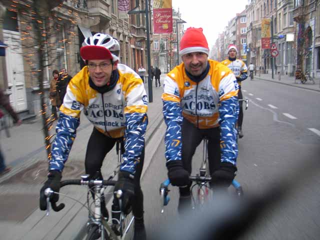 ArrivÃ© op de Bondgenotenlaan.
Op zo'n beroemde avenue de laatste 500m inzetten, dan kan de sprint natuurlijk niet uitblijven.  Koen lag al op loeren vinken, maar de vastberadenheid van Rafke heeft het toch gehaald.
