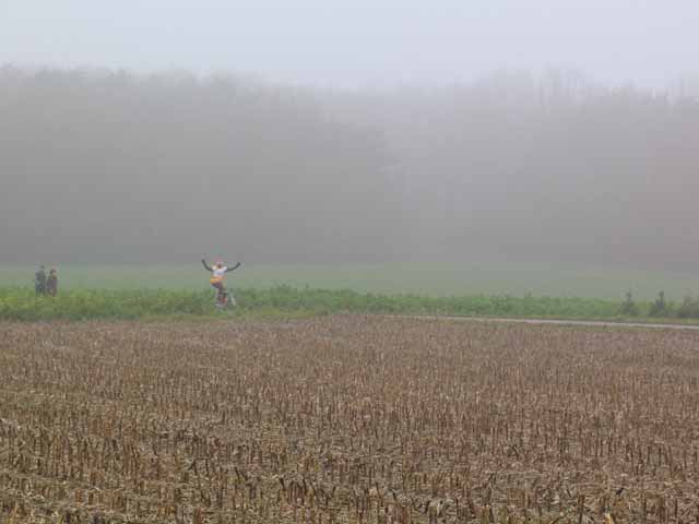 Koen triomfeert.
Koen is duidelijk tevreden over zijn beklimming van de Meesberg. En daar heeft hij alle recht op: hij kwam afgescheiden boven, en de rest stond precies te voet!
