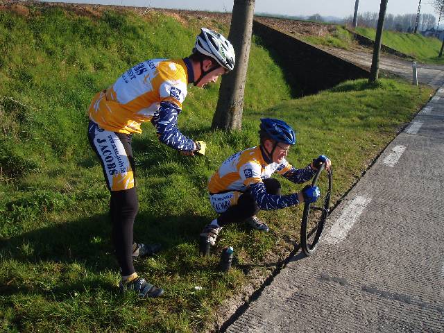 Platte Pit
Zoals van de Pit mag verwacht worden, reed hij weer met versleten banden rond. Gelukkig had onze "kleine mechanic" rustinnekes bij en konden we zelfs het gat in zijn [b]buitenband[/b] plakken!
Keywords: rvv bwb