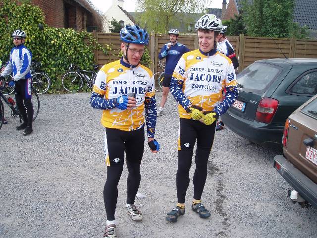 Dikke vrienden
Johan en Pit genieten van de tweede bevoorrading (een simpel blikje cola) en showen vol trots hun nieuwe zomervestjes. 
Bedankt Nissorap!
Keywords: rvv bwb