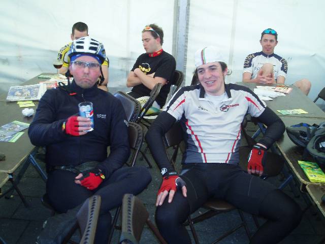 Gastrijders Jukke en Tofke bis
OK Jukke misschien was dat glas voor uw gezicht toch beter! ;-)
Keywords: rvv bwb
