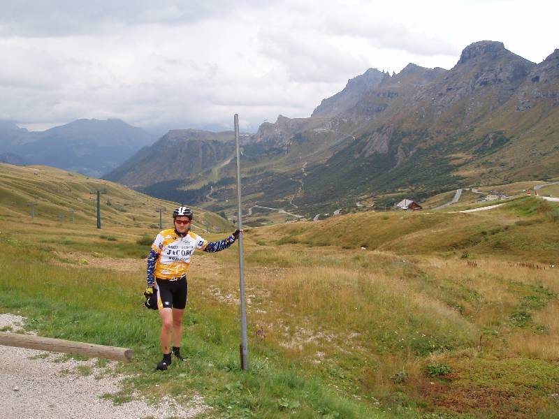 Jef poseert fier op zijn eerste Col
Ons nieuwe lid Jef, had nog nooit een berg met de fiets opgereden en is dan natuurlijk erg fier op zijn eerste scalp: de Passo Pordoi.
