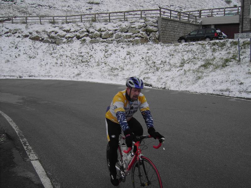 Heel sterk die eenzame fietser
Bert haalt hier netjes de top waar je nog redelijk wat sneeuw ziet liggen van de dag ervoor.
