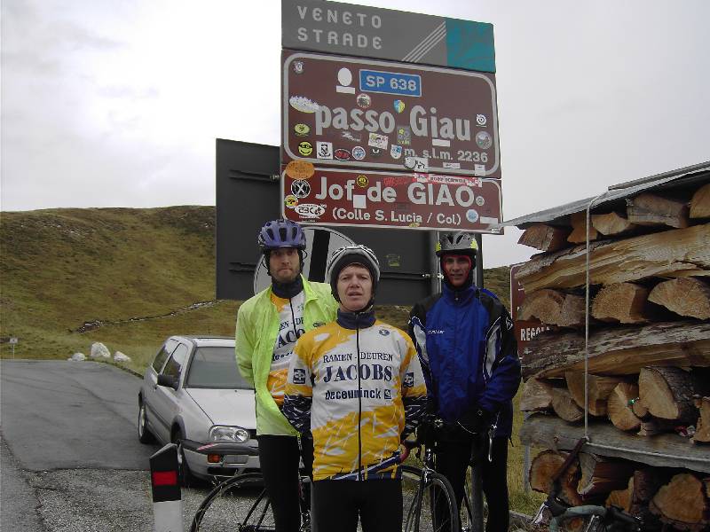 Verdiend colplaatje
Na een lange, vrij zware beklimming staan we verdiend te poseren bij het colplaatje van de Passo Giau.
