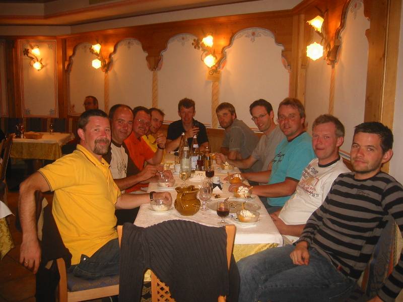 Allemaal samen aan tafel in Albergo Pordoi
Albergo Pordoi in Arabba bleek voor wielertoeristen een perfecte uitvalsbasis te zijn om de Dolomieten te verkennen. Een aanrader!
