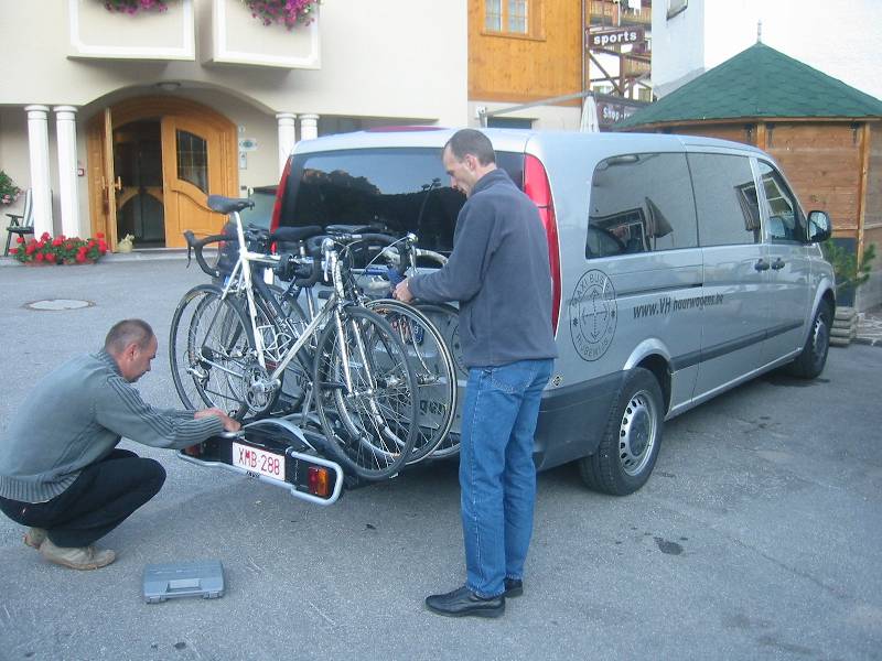 Inpakken en wegwezen 1
Snel ontbijten, fietsen in en achter de bus, bagage in de bus nog rap een piske en wegwezen voor een lange rit van 1000km naar Heist-op-den-Berg los door Oostenrijk en Duitsland.
