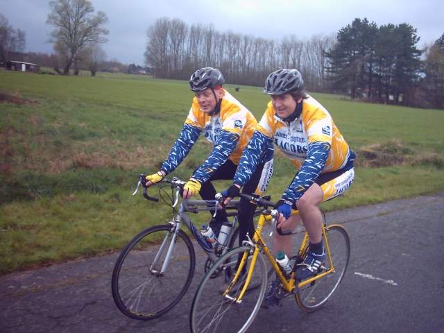 Krak en Ronny eindelijk fietsend in fotoalbum
Neen, het is geen ge-photoshopte foto: Krak en Ronny zitten echt rijdend op een fiets in Nissorap-kledij. Hopelijk krijgen ze ondanks het weer de smaak te pakken: objectief 2000 of zo!
