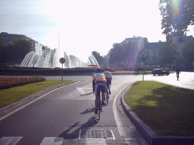 De afslag voor de 135 km
Hier gebeurde het. Fre ging ons hier rechts door het Terkamerenbos leiden voor een (let op de oranje wegwijzer) omweggetje van slechts 5km. Rechtdoor had ons direct langs het Afrika-museum naar ons 2de mikpunt -In Den Congo- in Vossem geleid. Rechts werd het uiteindelijk dikke 20 km meer maar door een fraai bos, met allerlei bewonderenswaardigheden, die we door de rotvaart vaak misten. De fans van Al Bundy herkennen misschien een replica van 's mans fontein.
