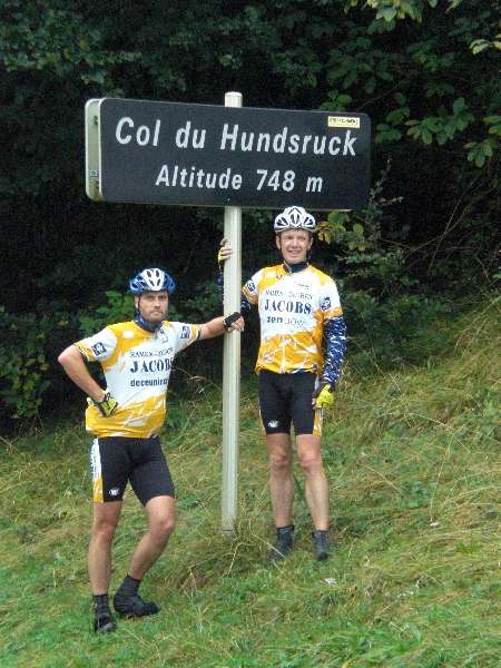 Een colplaatje mag je niet laten staan!
Dus komt er ook een foto bij het colplaatje van de Col du Hundsruck.
