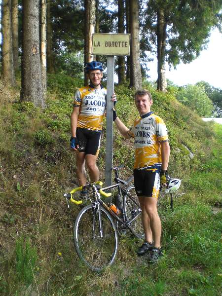 Pit en Johan op de Col de la Burotte.
Johan is duidelijk blij dat hij boven geraakt is.  Voor Pit en Raf was dit blijkbaar een makkie.
