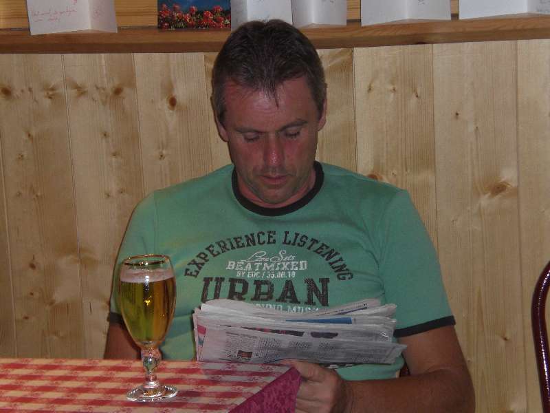 Herman leest de gazet.
Herman op zoek naar de recentse sportuitslagen, niet in L'Ã©quipe, maar een Vlaamse krant die door iedereen gelezen werd.
