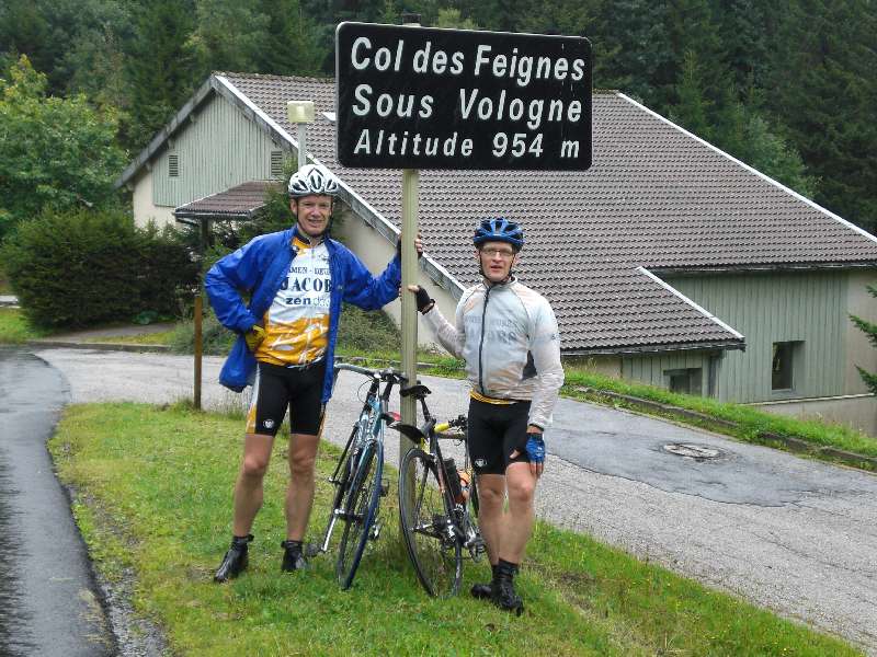 Happy together
Ondanks het slechte weer zijn we tevreden dat we toch nog op onze fiets gesprongen zijn. Veel tijd om koud te lijden hadden we trouwens niet, want vanuit La Bresse ging het al meteen bergop naar de Col des Feignes (9,7 km aan 3,4%). 
