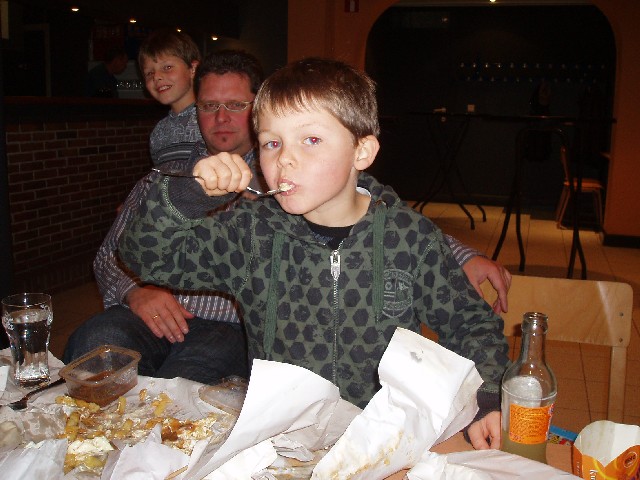 Wim en zijn kroost
Ook kleine helpers krijgen honger.
