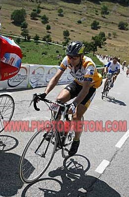 Warre op Alpe d'Huez 
De laatste loodjes bij zo'n cyclo's wegen het zwaarst maar Warre ziet er nog heel fit uit. Hij haalt dan ook erg vlot goud bij zijn eerste deelname.
