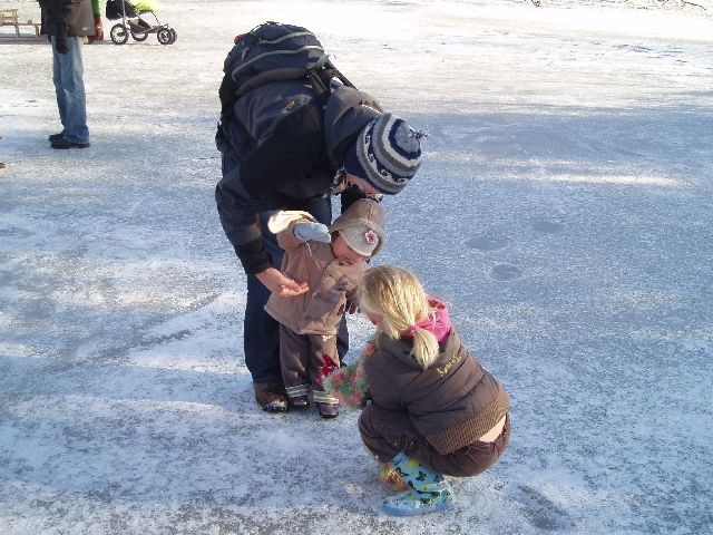 Jong geleerd
Papa Johan liet zijn dochter Merel haar eerste pasjes op het ijs maken.
