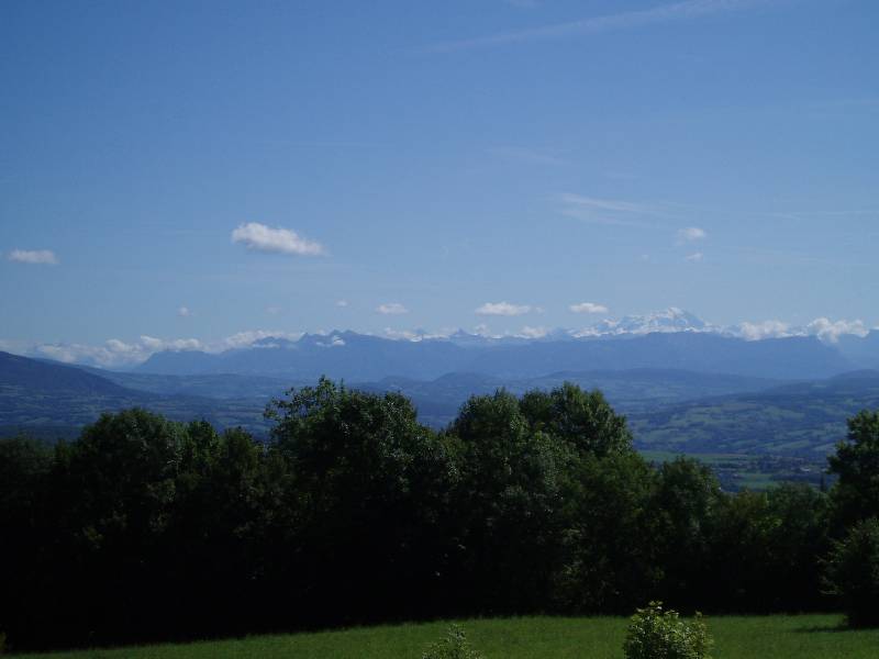 Zicht op de Mont Blanc - 1
Tijdens de beklimming van de Col de Richemont waren er mooie panorama's van de Alpen met de Mont Blanc als bekroning. Al fietsend is het niet altijd makkelijk om een mooie foto te nemen, maar deze valt toch mee.
